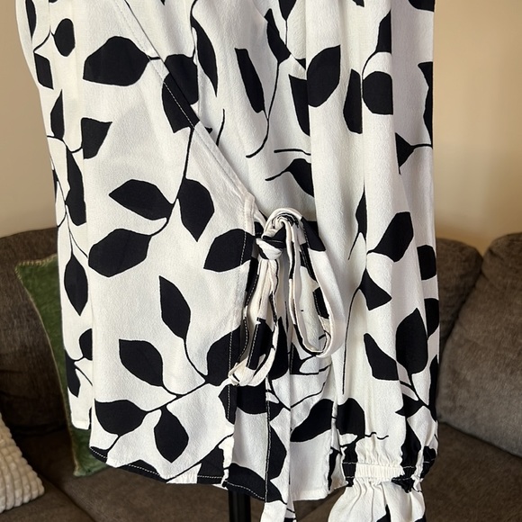Talbots abstract leaves print wrap
sash blouse Size L - Picture 5 of 11